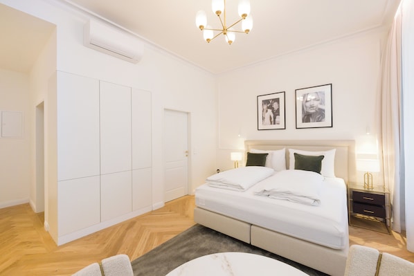 Deluxe Studio | Blackout drapes, iron/ironing board, free WiFi, bed sheets