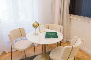 Deluxe Studio | Living area