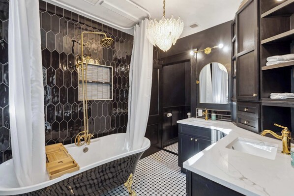 Douche, séchoir à cheveux, serviettes fournies