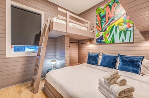 3 bedrooms, desk, iron/ironing board, WiFi