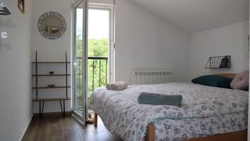 3 bedrooms, desk, iron/ironing board, free WiFi