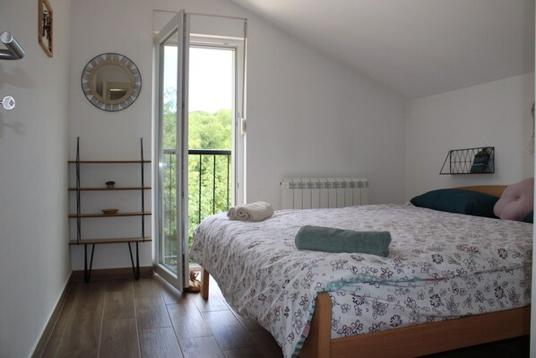 3 bedrooms, desk, iron/ironing board, free WiFi