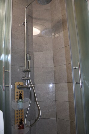 Een douche, een haardroger, handdoeken, zeep