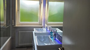 Uklassifisert bilde, 3 av 6, knapp