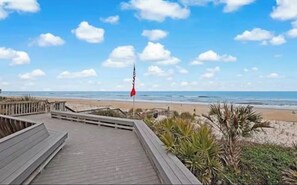 Plage à proximité, chaise longue, serviettes de plage