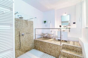 Appartement, 4 chambres | Salle de bain | Douche, sèche-cheveux, bidet, serviettes fournies