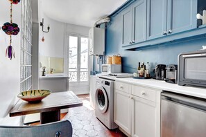 Parrilla de estufa y cafetera y tetera 