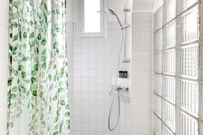 Dusche, Haartrockner, Shampoo