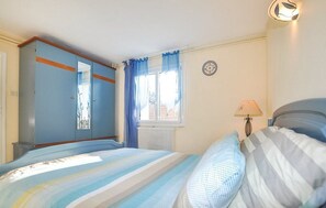 1 bedroom, desk, free WiFi, bed sheets