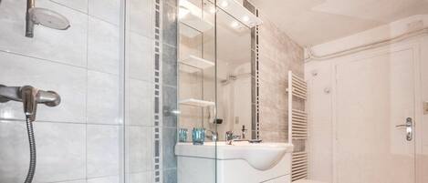 Douche, sĂšche-cheveux, serviettes fournies, savon