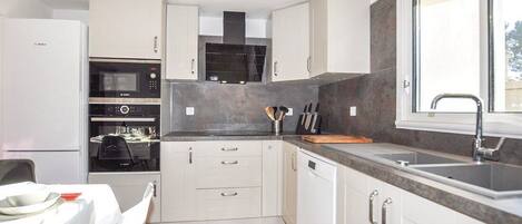 Geladeira, micro-ondas, fogão, cooktop