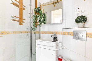 Shower, hair dryer, towels