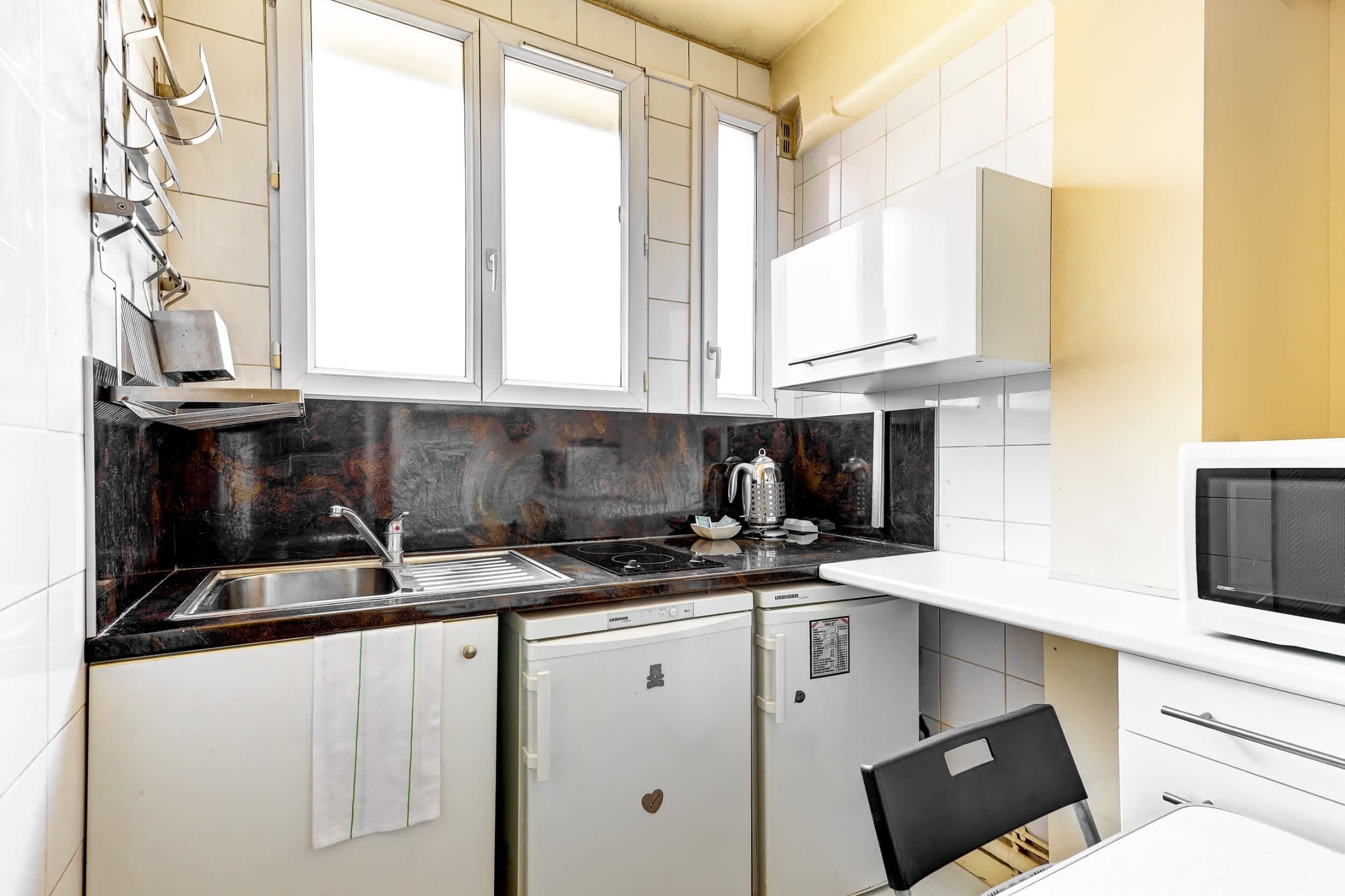 Stovetop, toaster, cookware/dishes/utensils