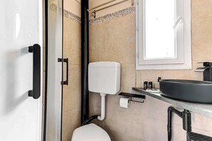 Shower, hair dryer, towels - BM-Apartment cosy in le marais (Unknown)