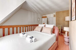 1 habitación, tabla de planchar con plancha, cuna de viaje y wifi 