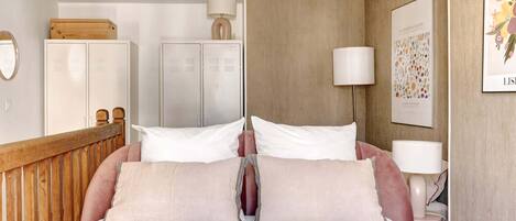 Iron/ironing board, travel crib, WiFi, bed sheets