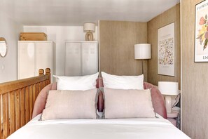 1 habitación, tabla de planchar con plancha, cuna de viaje y wifi 