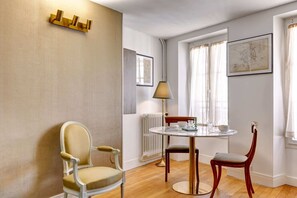 Dining - BM-Apartment cosy in le marais (Unknown)