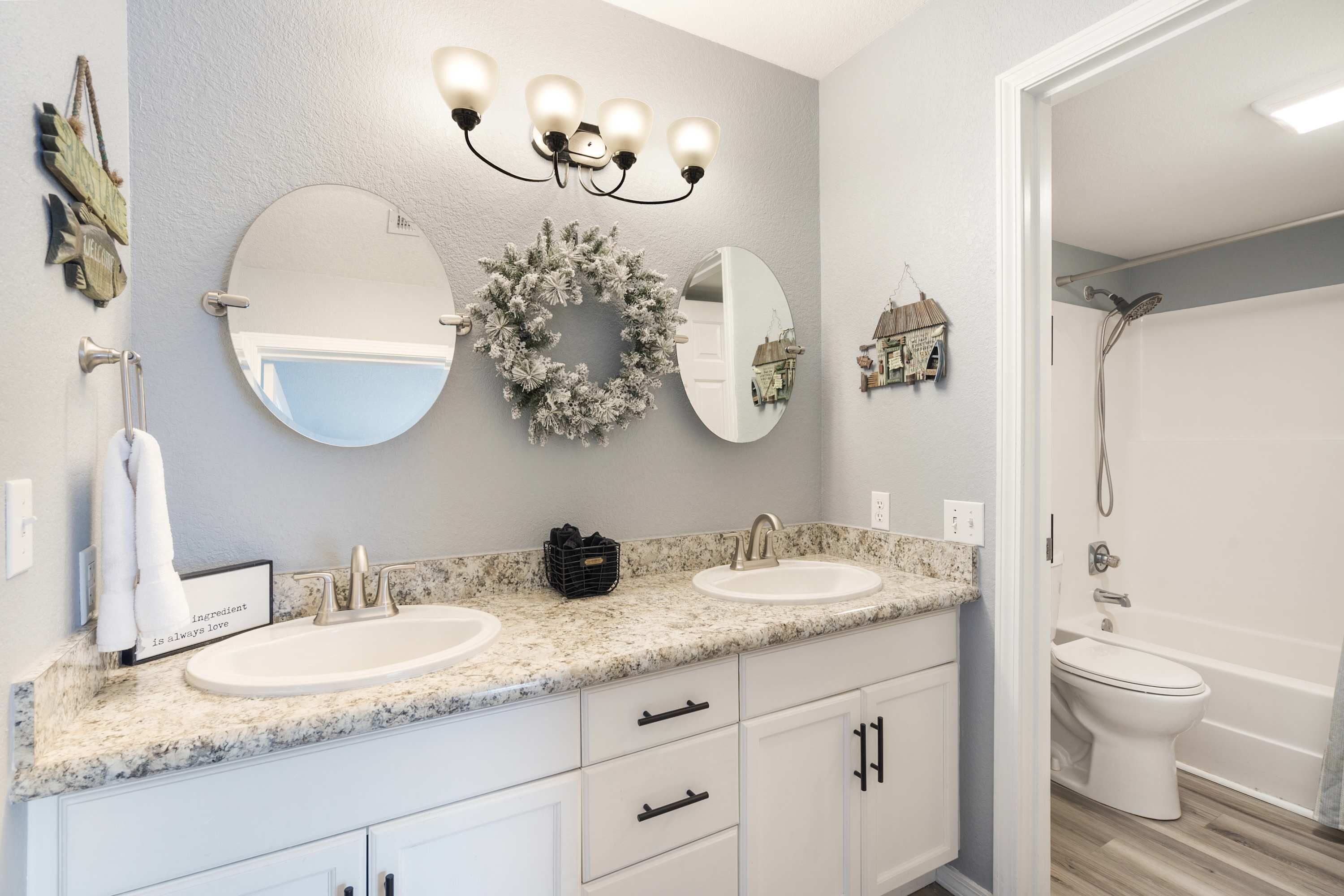 Condo, 1 Queen Bed with Sofa bed, Patio, Golf View (Fisherman's Lure) | Bathroom | Combined shower/tub, towels