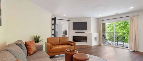 Appartamento, letti multipli, balcone (Lake It Easy) | Area soggiorno | TV a schermo piatto 42 pollici con canali digitali