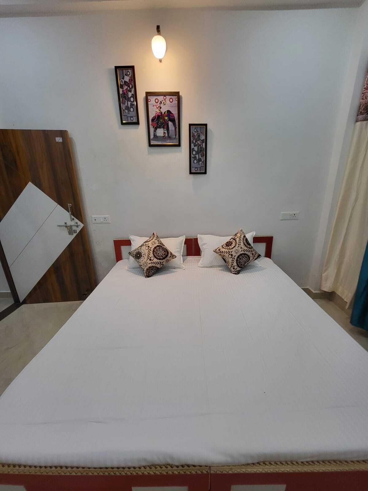 Laptop workspace, free WiFi