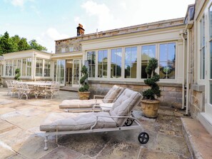 รับประทานอาหารกลางแจ้ง