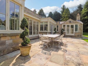 รับประทานอาหารกลางแจ้ง