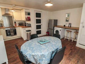Dishwasher, cookware/dishes/utensils