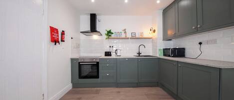 Refrigerador, microondas, horno y parrilla de estufa