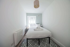 2 slaapkamers, een strijkplank/strijkijzer, internet, beddengoed