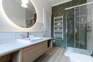 Dusche, Haartrockner, Bidet, HandtĂŒcher