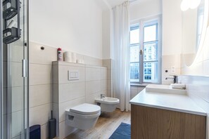 Douche, sèche-cheveux, bidet, serviettes fournies