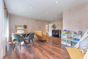 Unclassified image, 4 of 23, button