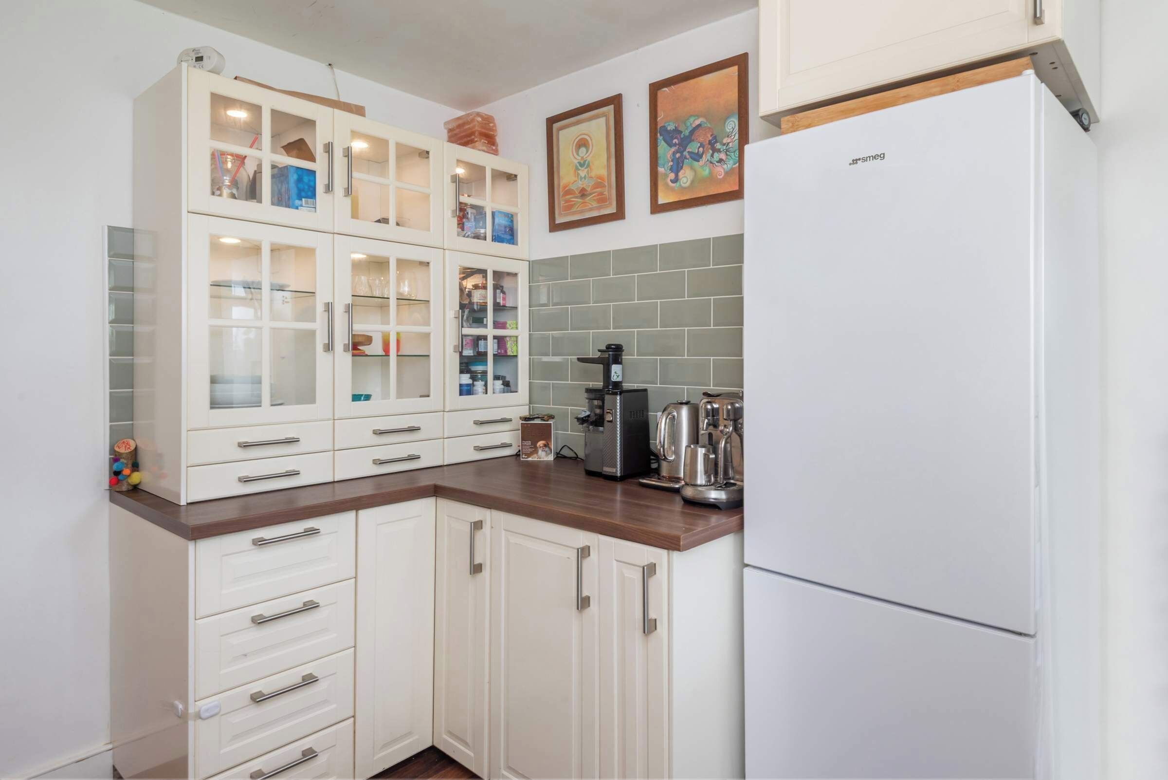 Frigorífico, microondas, horno y placa de cocina