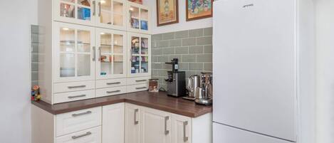 ثلاجة، ميكروويف، فرن، موقد طهي مسطح