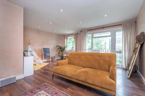 Fernseher, Bücher, Arbeitsbereiche