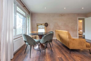 Unclassified image, 5 of 23, button