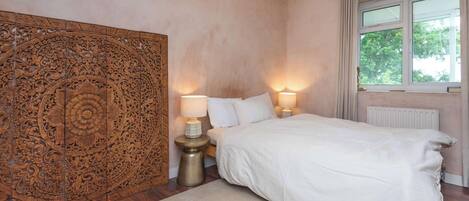 2 habitaciones, tabla de planchar con plancha, internet y ropa de cama