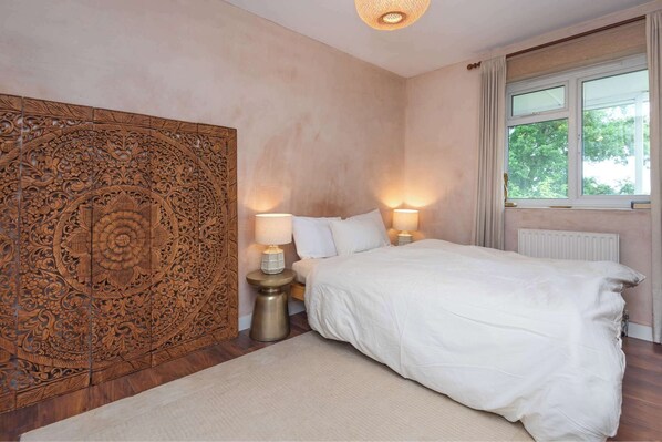 2 bedrooms, iron/ironing board, internet, bed sheets