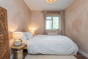 2 bedrooms, iron/ironing board, internet, bed sheets