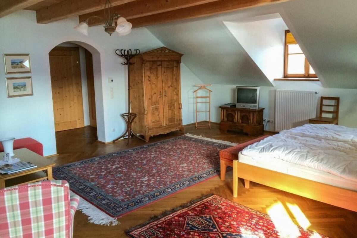 Studiosuite – junior, 1 kingsize-seng med sovesofa, balkong, utsikt mot innsjø | Sengetøy i egyptisk bomull, sengetøy av topp kvalitet og dundyner