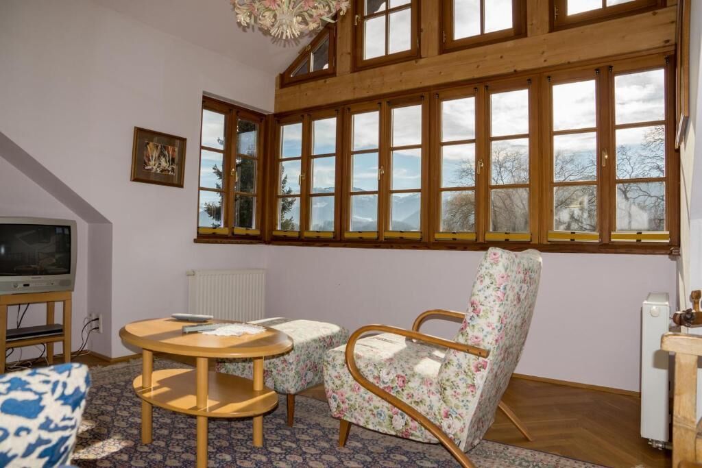 Deluxe Suite, Balcony, Lake View | Ruang tamu | 40 inci televisyen skrin rata dengan kabel 