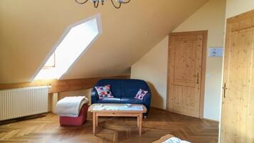 Deluxe Double Room, Balcony, Lake View | Bahagian dalam