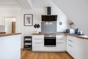 Køleskab, mikrobølgeovn, ovn, kogeplade