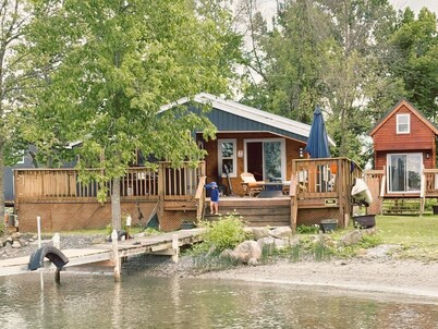 A cozy riverfront cottage, Grandfatherâs Landing cottage provides it all!
