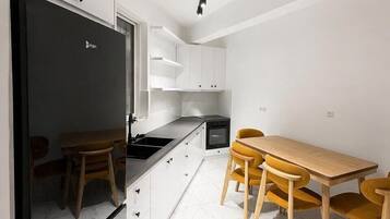 Superior Apartment, Balcony | Private kitchen | Fridge, microwave, oven, stovetop