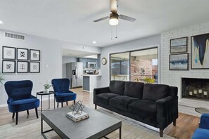 テレビ、暖炉、書斎 / ワークスペース