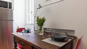 Apartment (0 Bedroom) | Wohnbereich | Fernseher