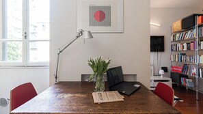 Appartement (0 Bedroom) | Coin séjour | Télévision
