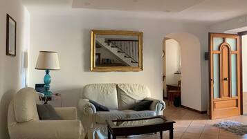 Traditional-Haus | Wohnbereich | 40-Zoll-Flachbildfernseher mit Digitalempfang